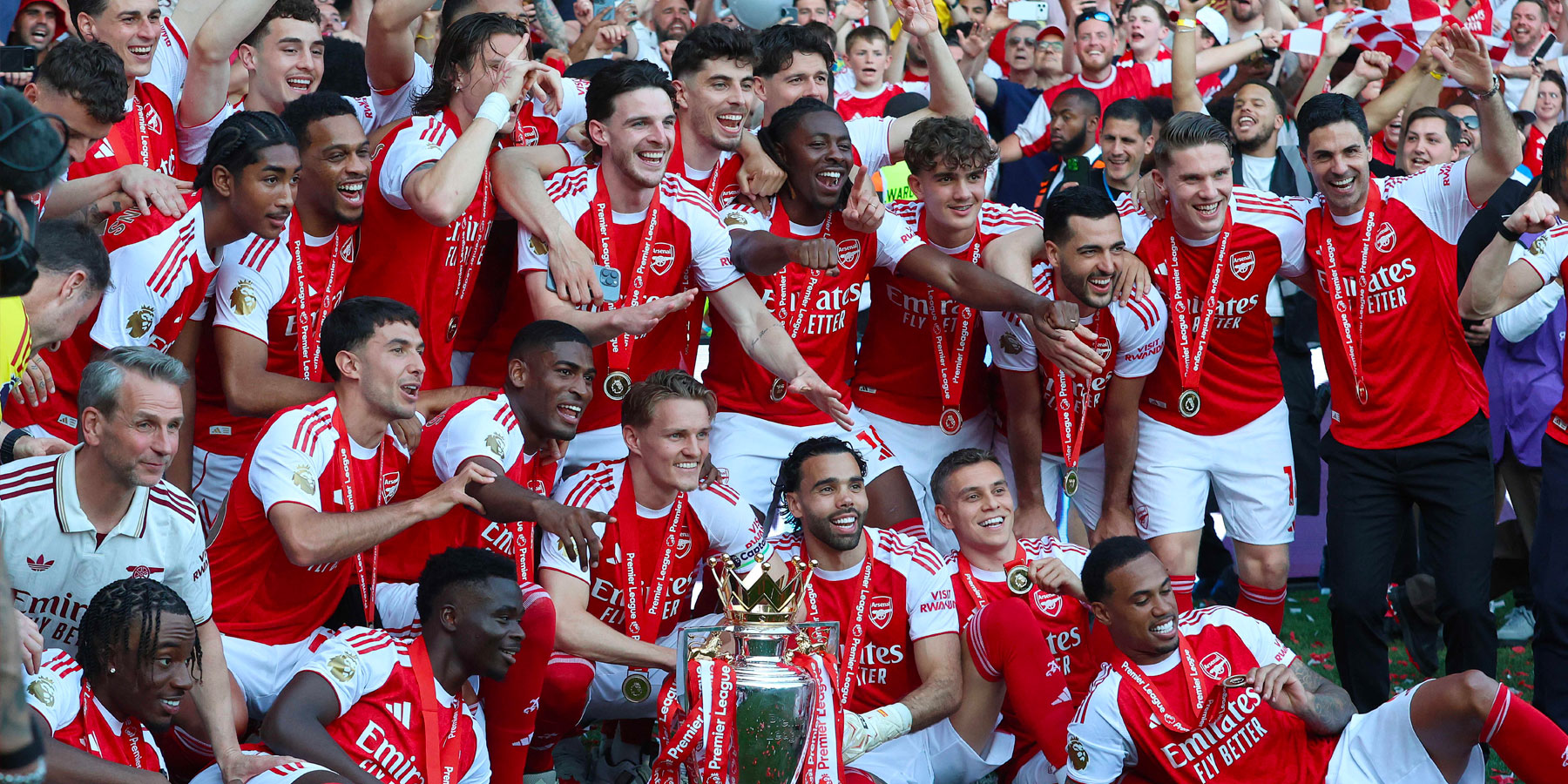 Les champions de Premier League 2025-26 (Arsenal) remportent le trophée