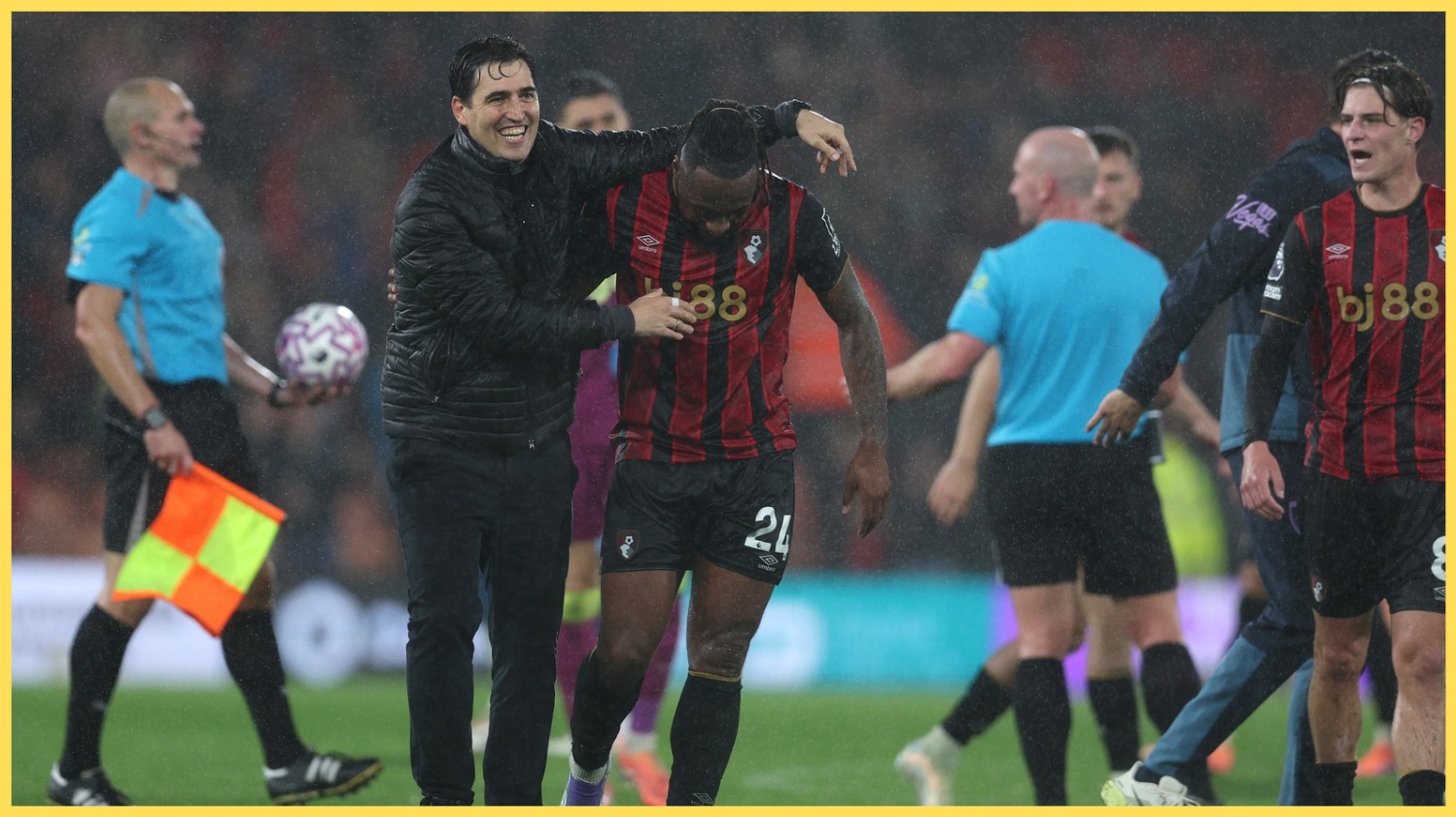 Andoni Iraola et Antoine Semenyo se réjouissent d'une victoire pour Bournemouth l'année dernière