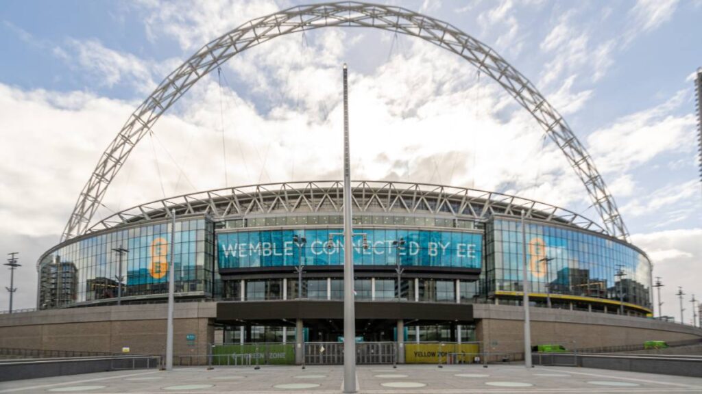 Une photo du terrain de football du stade de Wembley