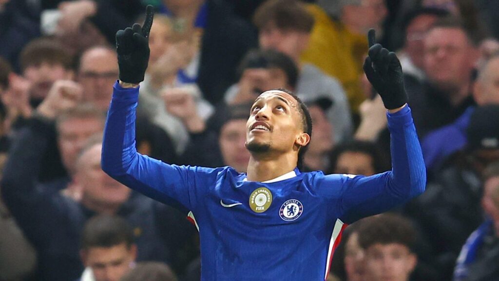 Le joueur de Chelsea Joao Pedro célèbre un but
