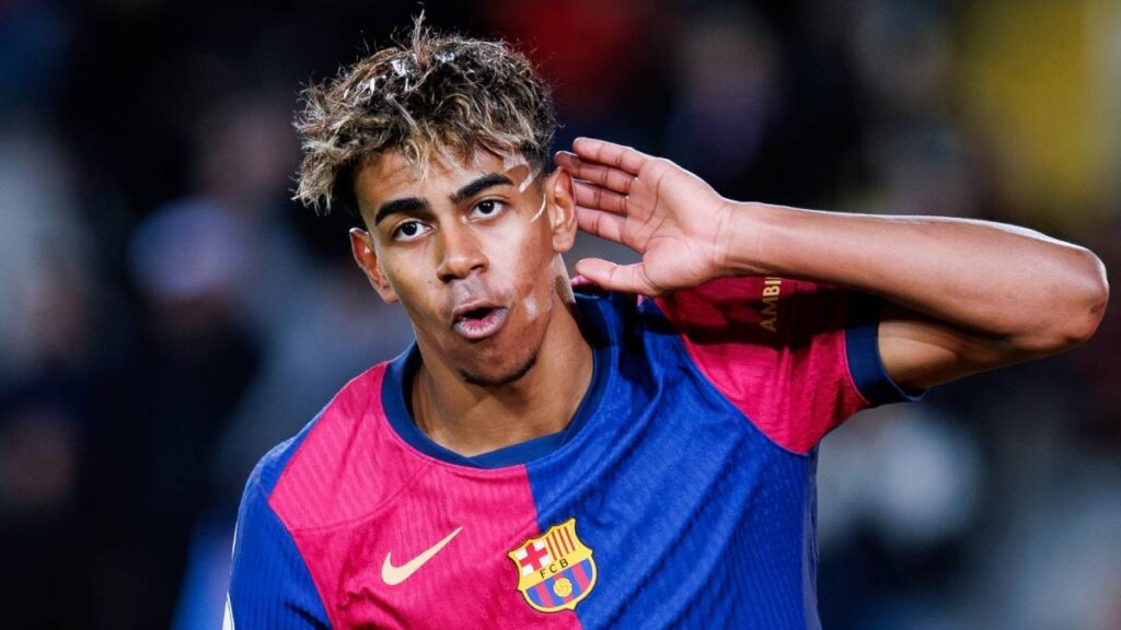 Le footballeur espagnol Lamine Yamal joue au football pour Barcelone