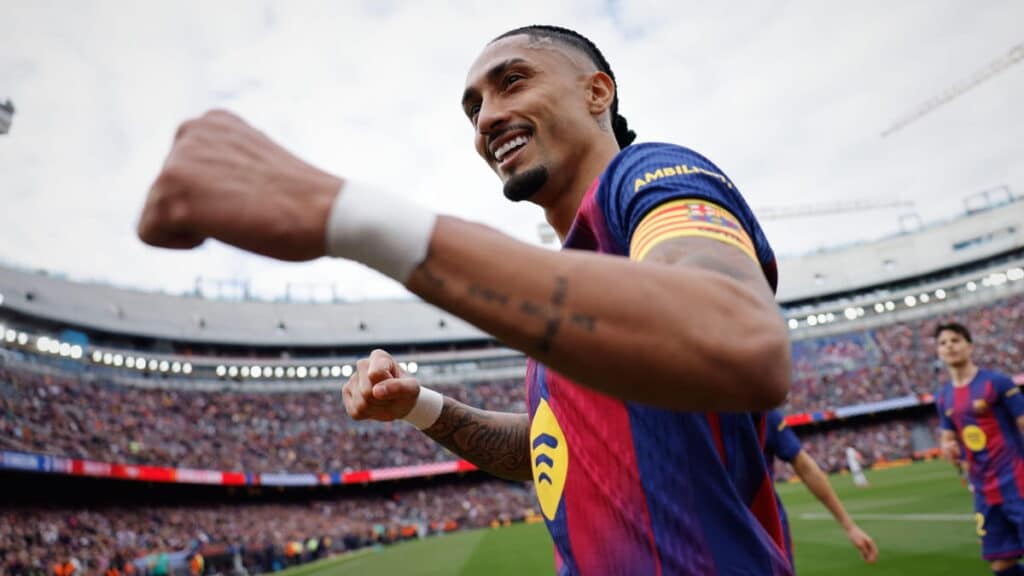 Le joueur de Barcelone Raphinha célèbre son but contre Séville