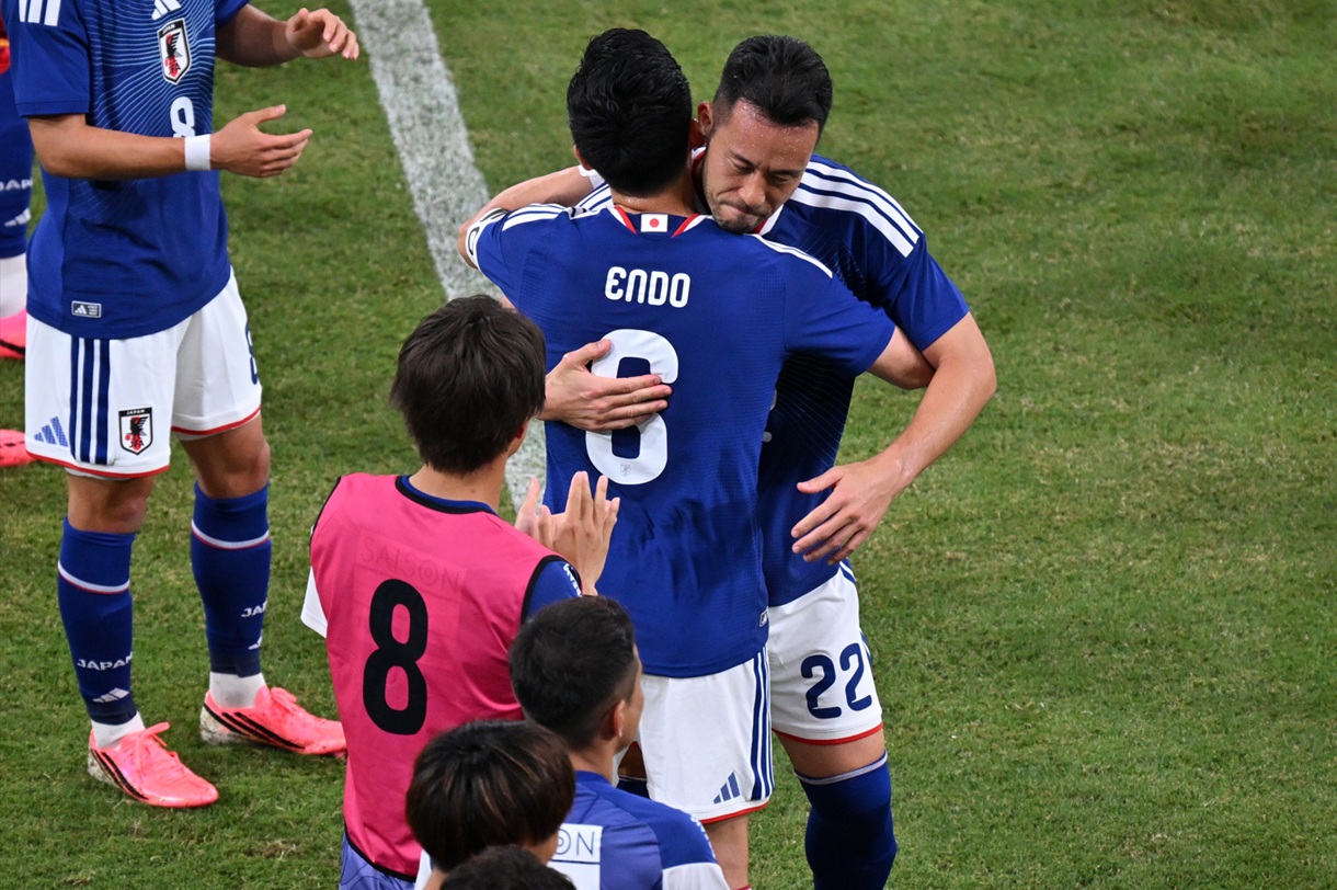 Wataru Endo embrasse Maya Yoshida lors d'un match pour le Japon
