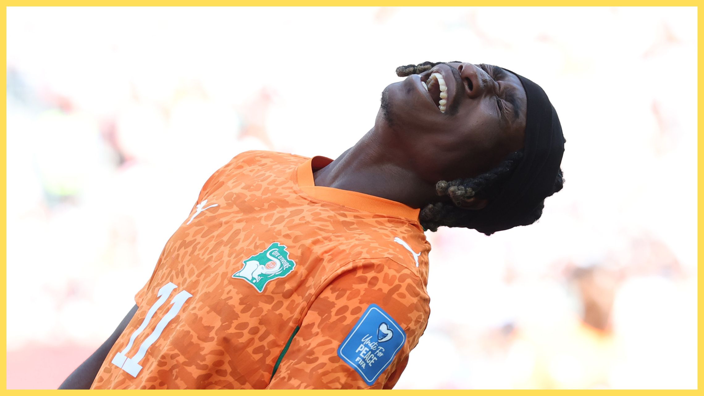 Yan Diomande, cible du transfert de Liverpool et du PSG, se penche en arrière et crie de frustration.