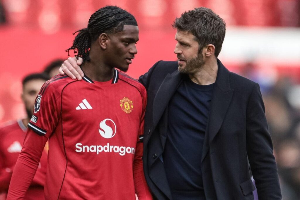Le patron par intérim de Manchester United, Michael Carrick, met son bras autour du défenseur adolescent Ayden Heaven