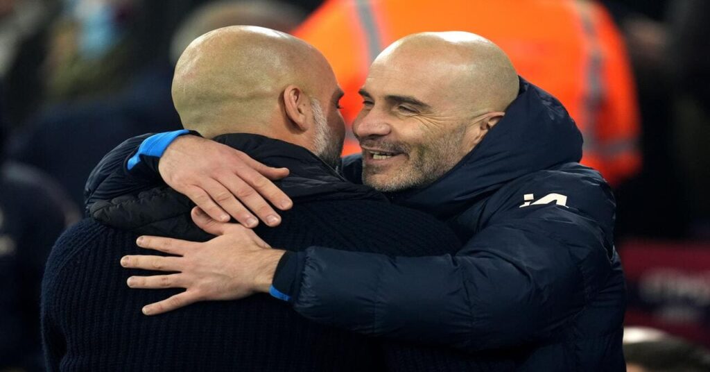 Pep Guardiola et Enzo Maresca s'embrassent avant un match entre Manchester City et Chelsea