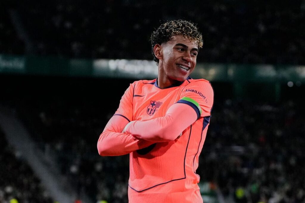 Lamine Yamal célèbre son but pour Barcelone