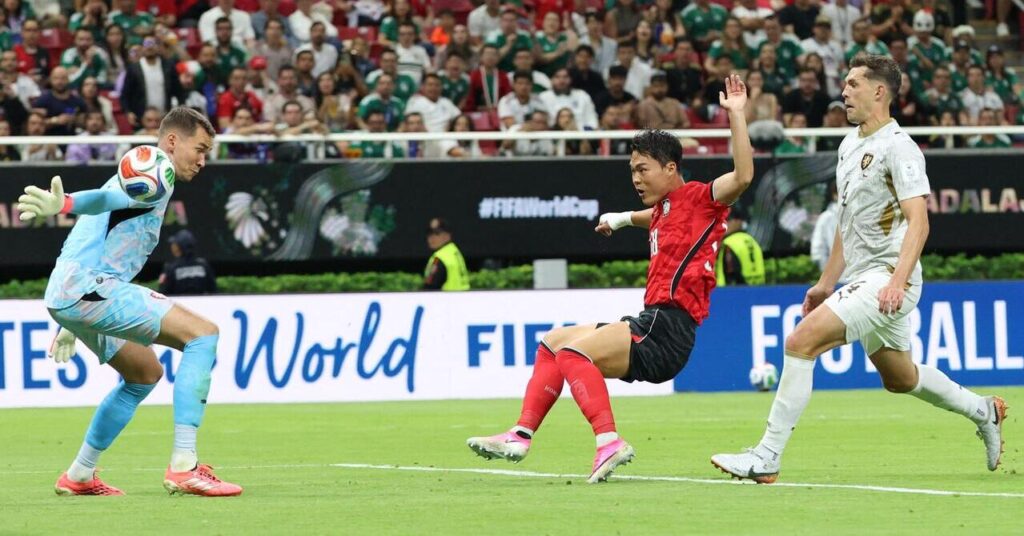 Oh Hyeon-gyu marque le but vainqueur pour la Corée du Sud lors de leur affrontement dans le Groupe A de la Coupe du monde contre la Tchéquie