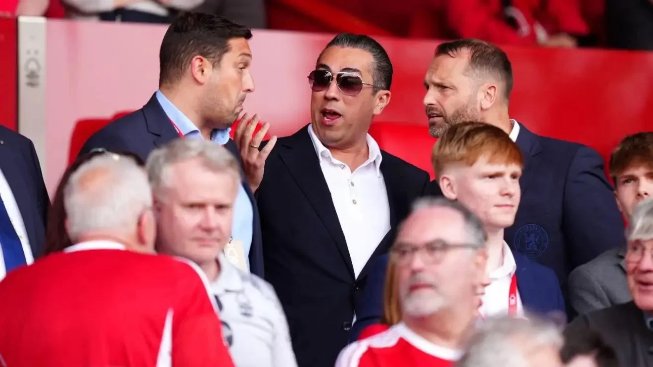 Behdad Eghbali, Paul Winstanley et Laurence Stewart regardent Chelsea