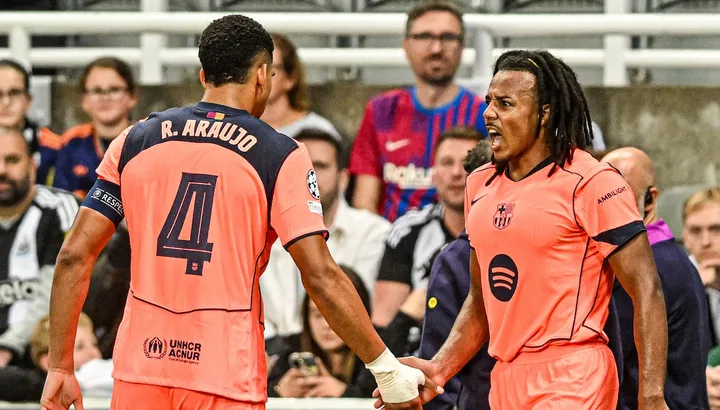 Nouvelles du transfert de Barcelone : les clubs de Premier League « en alerte » alors que Hansi Flick prend la décision du défenseur