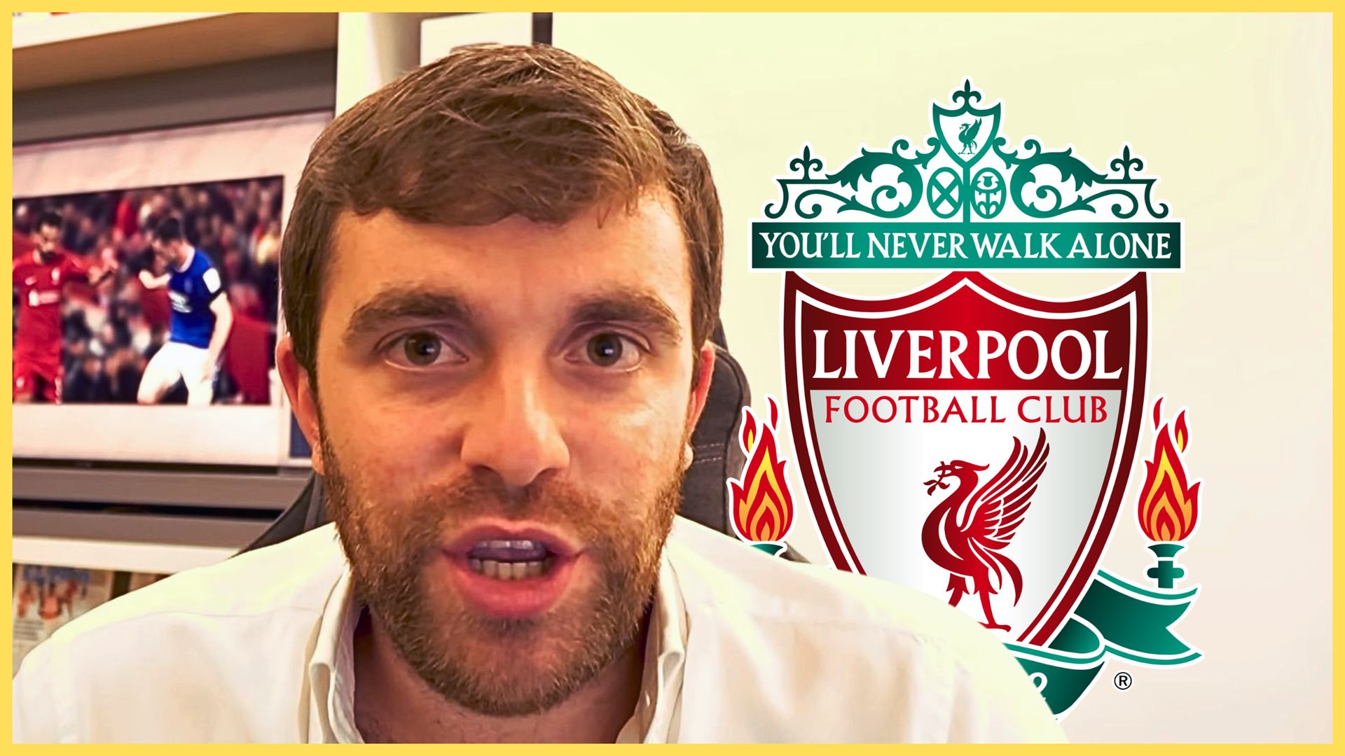 L'expert en actualités sur les transferts Fabrizio Romano s'exprime à côté de l'écusson du club de Liverpool.