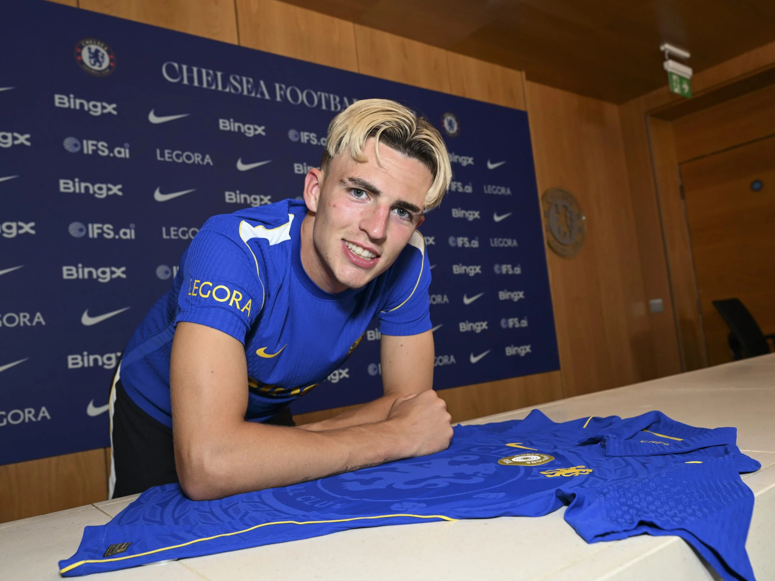 Jesse Derry of Chelsea signs a new contract