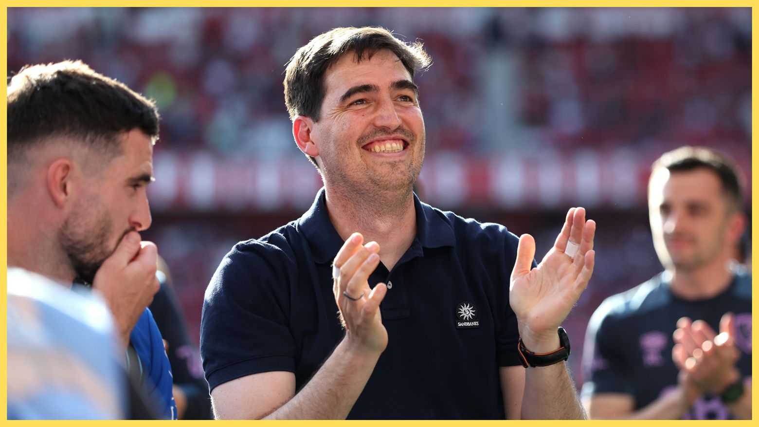 Le manager de Liverpool, Andoni Iraola, applaudit et semble ravi après le match de Bournemouth en Premier League.