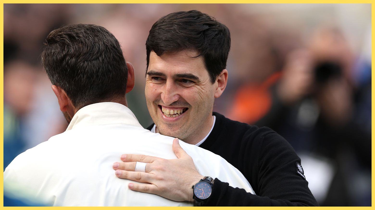 Andoni Iraola, le manager de Liverpool, embrasse l'entraîneur de Newcastle.