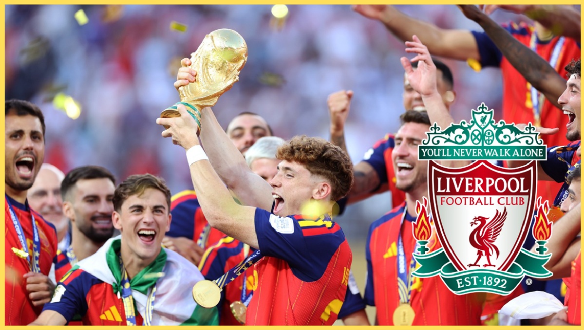 Victor Munoz soulève le trophée de la Coupe du Monde après la victoire de l'Espagne en finale