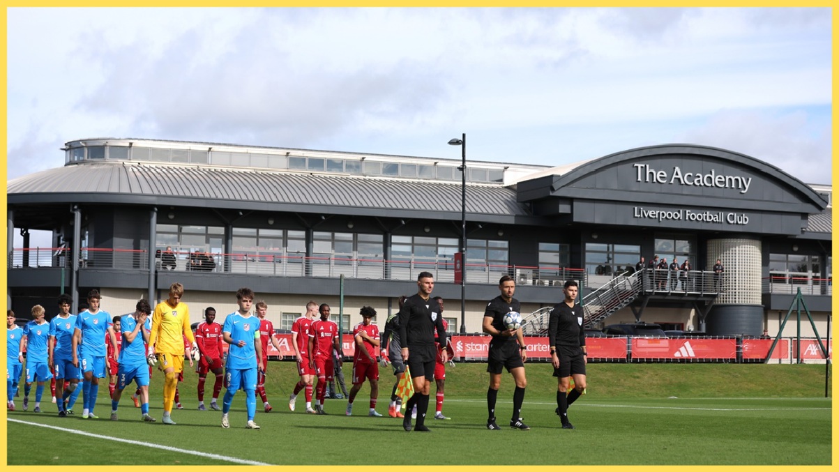 Les joueurs des moins de 19 ans de Liverpool entrent sur le terrain avant un match nul en UEFA Youth League
