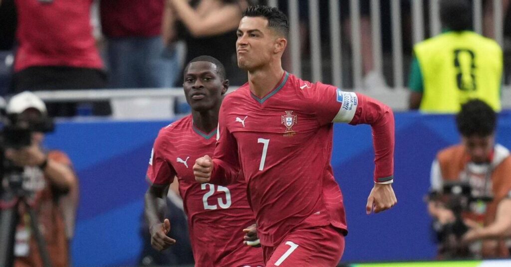 Cristiano Ronaldo marque pour le Portugal contre l'Ouzbékistan à la Coupe du Monde