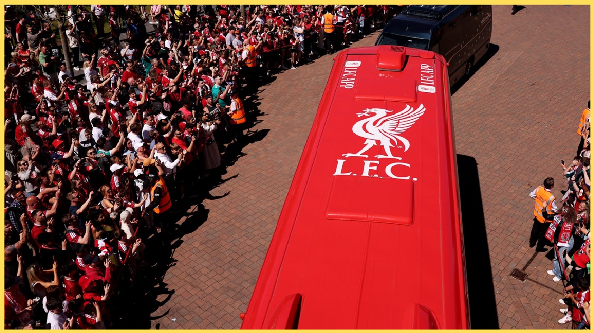 Le bus de l'équipe de Liverpool est accueilli par des fans devant Anfield
