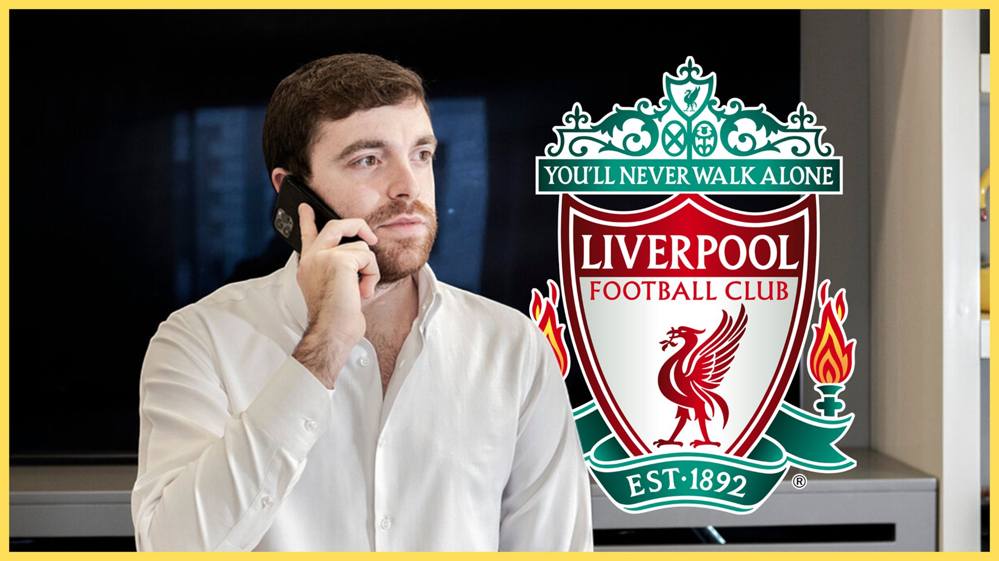 L'expert en actualités sur les transferts Fabrizio Romano parle au téléphone à côté de l'écusson du club de Liverpool.