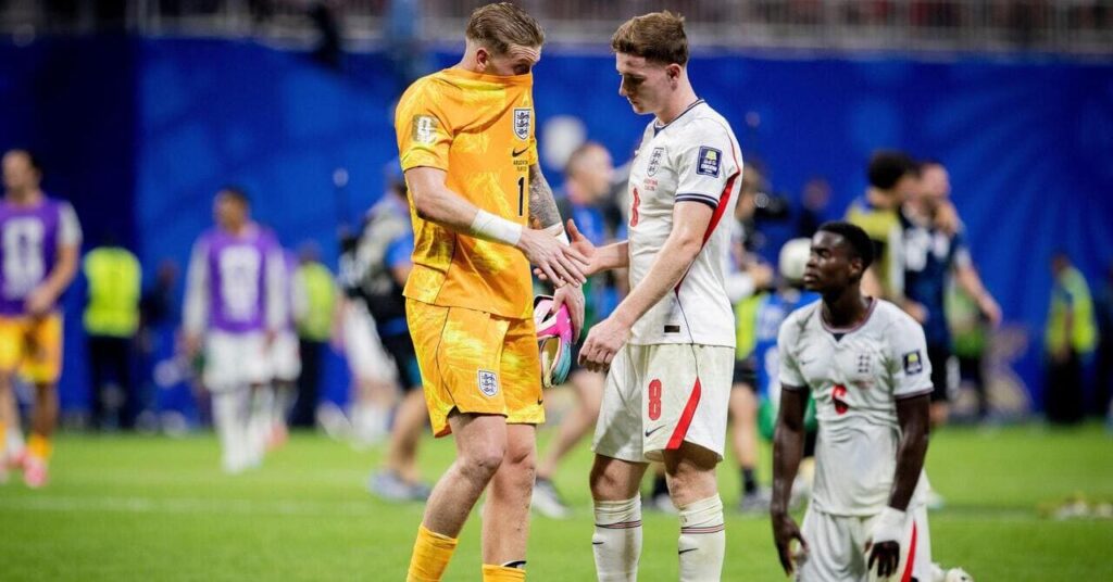 Jordan Pickford et Elliot Anderson après la défaite de l'Angleterre en Coupe du monde contre l'Argentine.