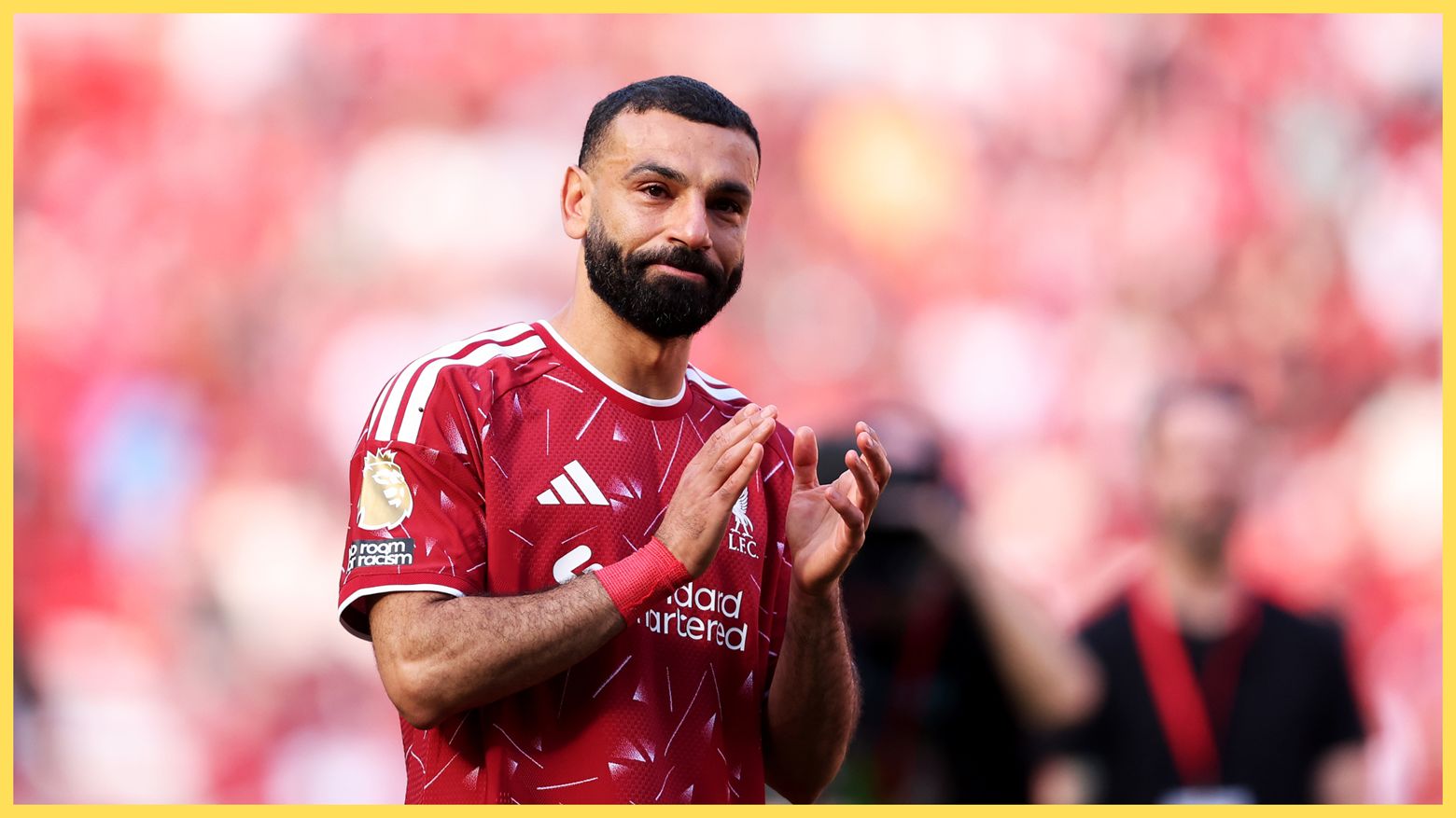 Mo Salah applaudit après un match de Liverpool.