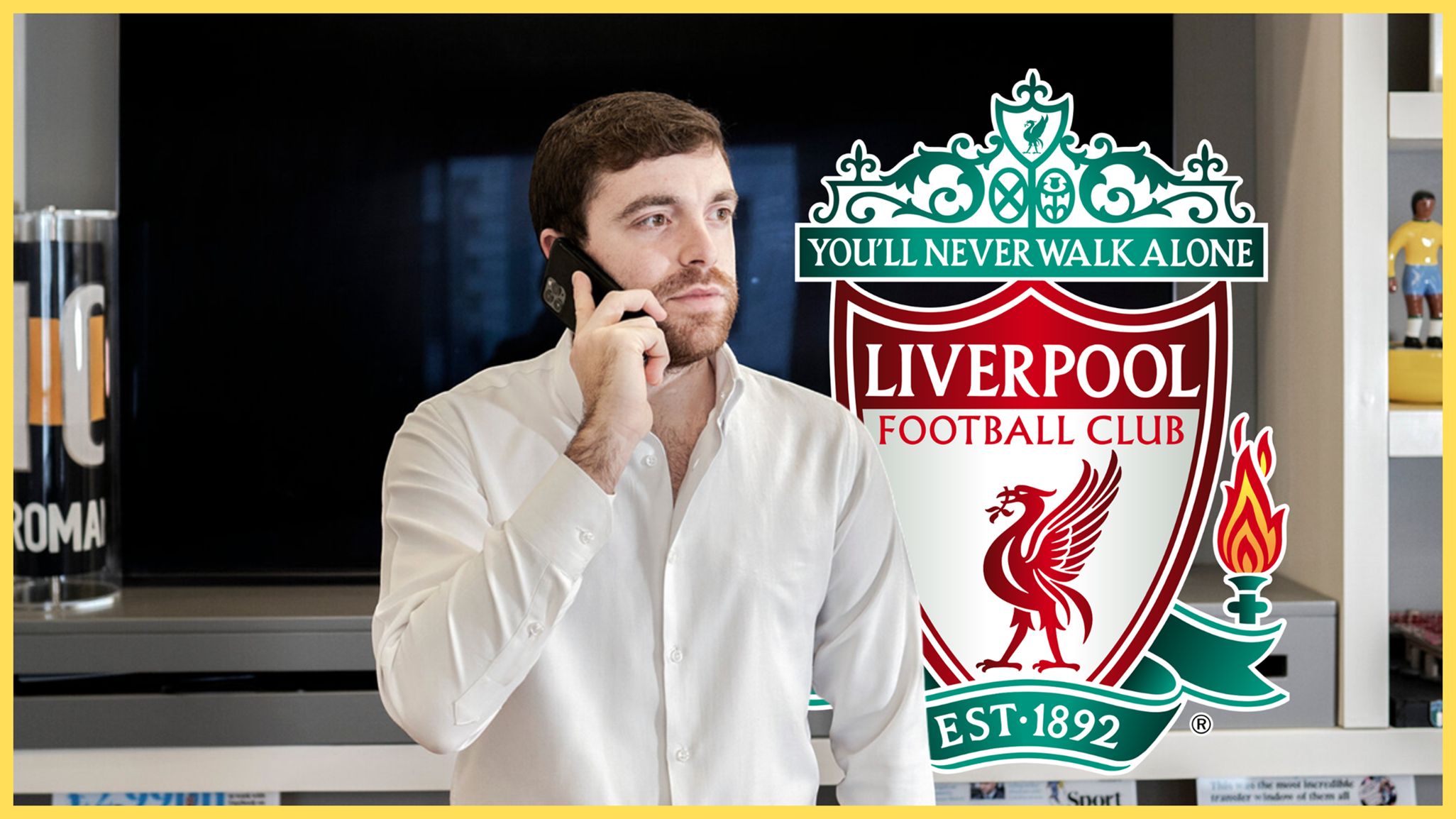 L'expert en actualités sur les transferts Fabrizio Romano prend un appel téléphonique à côté de l'écusson du club de Liverpool.