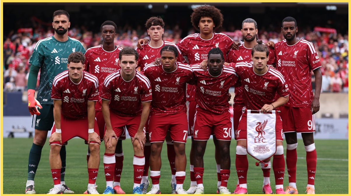 Les joueurs de Liverpool posent pour une photo d'équipe avant leur match amical contre Leeds