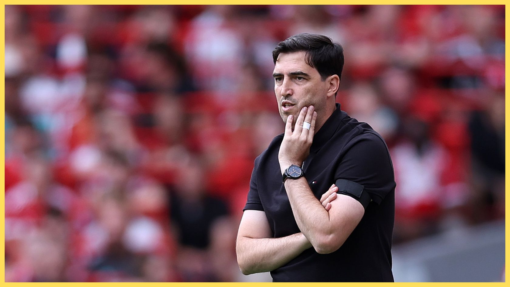 Le manager de Liverpool, Andoni Iraola, touche son visage lors du match contre Monaco.