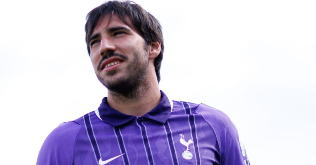 Le footballeur Sandro Tonali porte le troisième maillot violet de l'équipe de Premier League Tottenham Hotspur Football Club