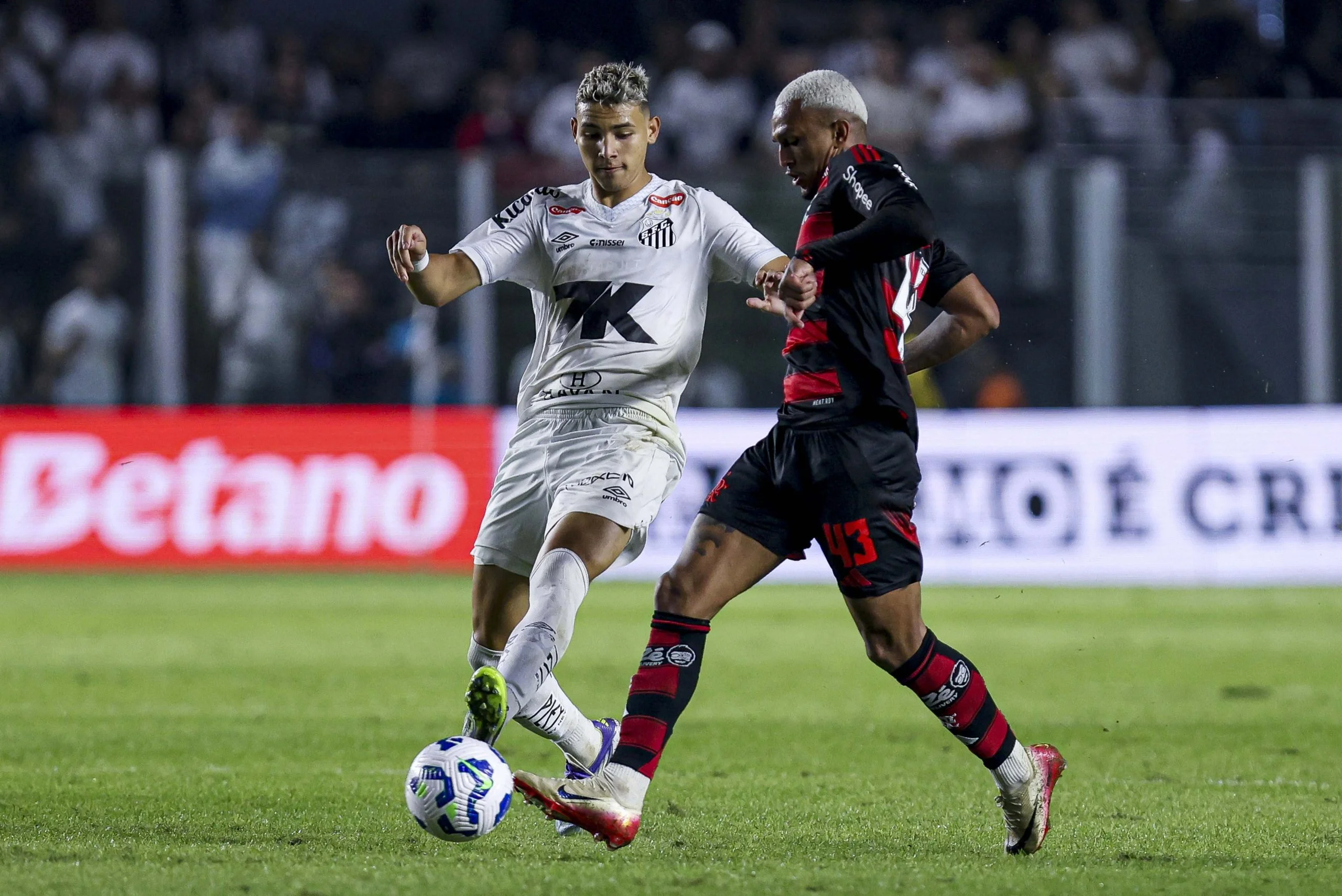 Deivid Washington of Santos competes for the ball with Wesley of Flamengo