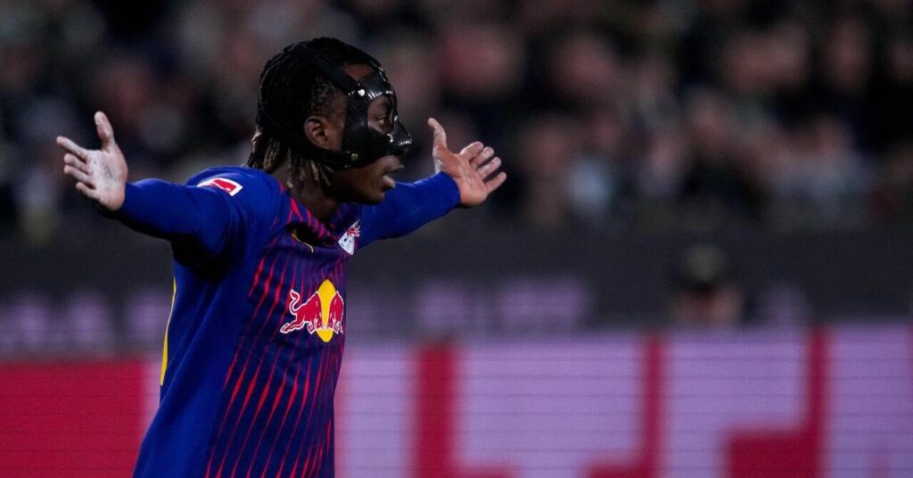 L'ailier du Real Madrid Yan Diomande joue pour le RB Leipzig contre le Borussia Monchengladbach