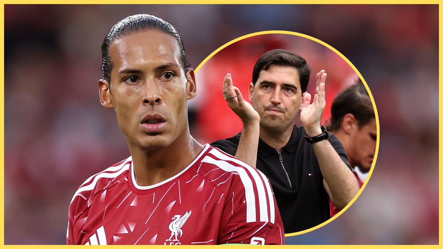 Virgil van Dijk, en sueur, regarde le manager de Liverpool, Andoni Iraola, applaudir en arrière-plan.