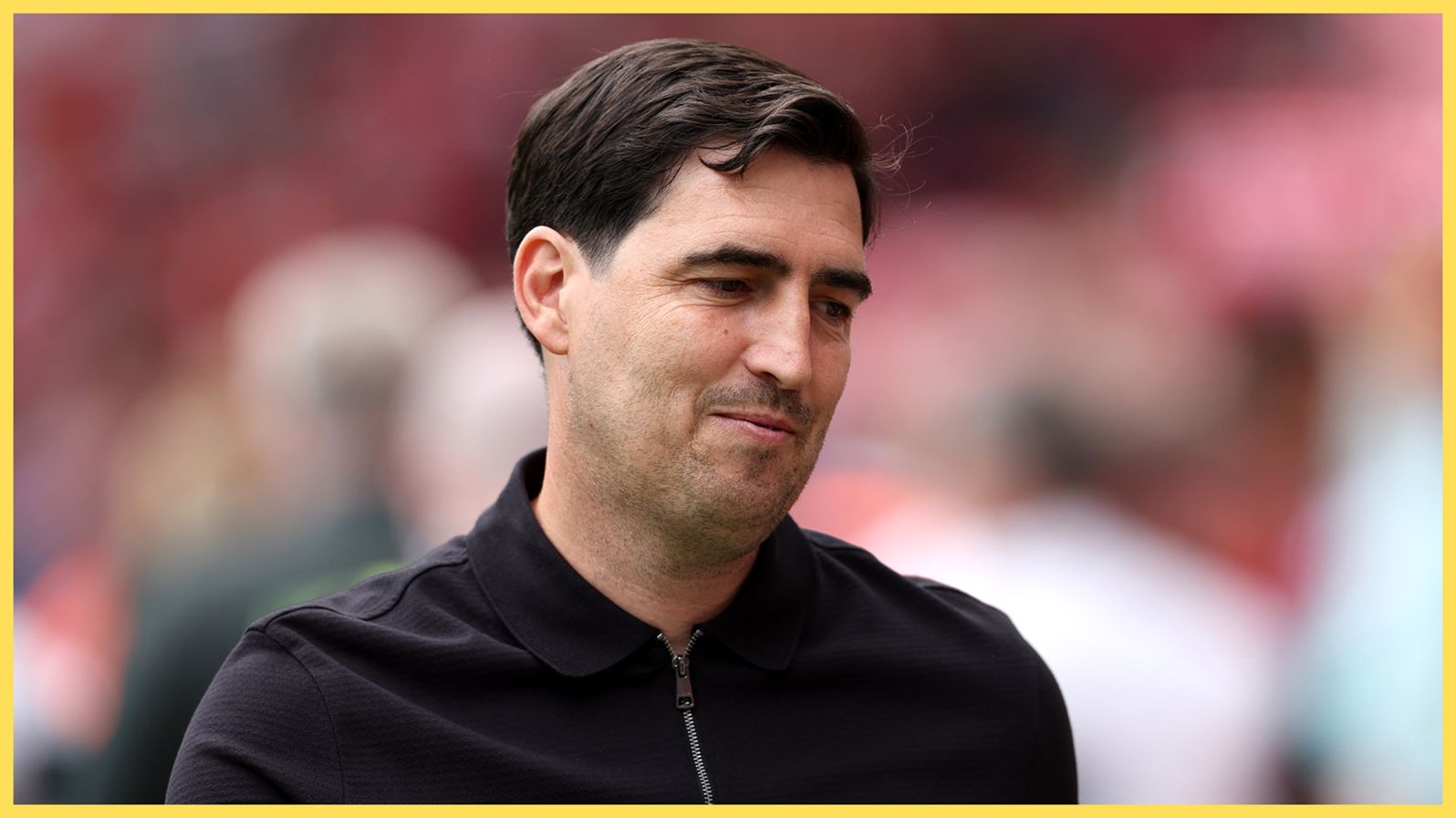 Le manager de Liverpool, Andoni Iraola, sourit lors d'un match amical de pré-saison.