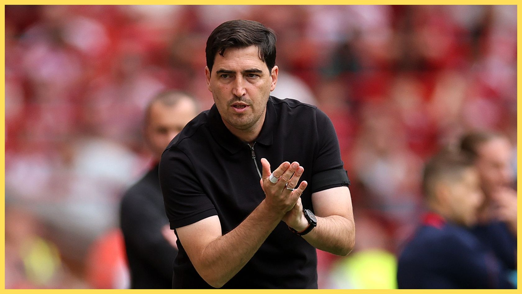 Le manager de Liverpool, Andoni Iraola, applaudit lors du match des Reds.