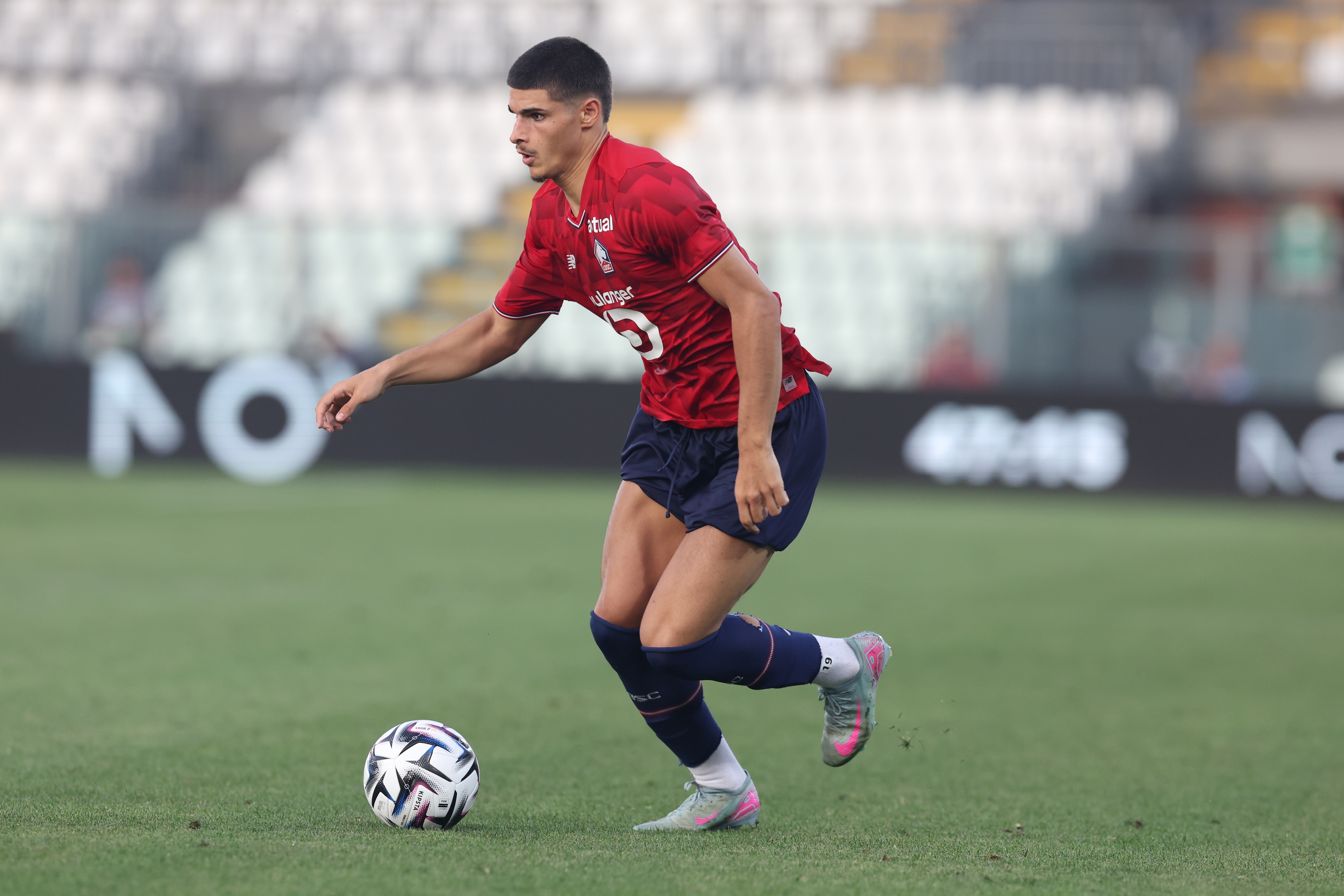Matias Fernandez-Pardo dribble avec le ballon lors d'un match de Lille.