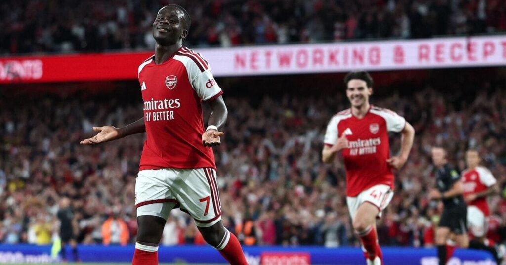 Bukayo Saka célèbre le but d'Arsenal contre Coventry City