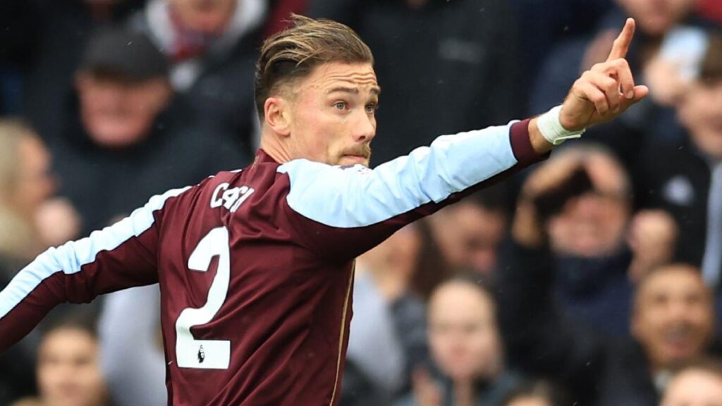 Le footballeur Matty Cash joue pour le Aston Villa Football Club en Premier League