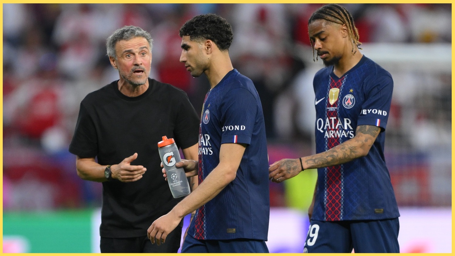 Luis Enrique speaks to Achraf Hakimi and Bradley Barcola