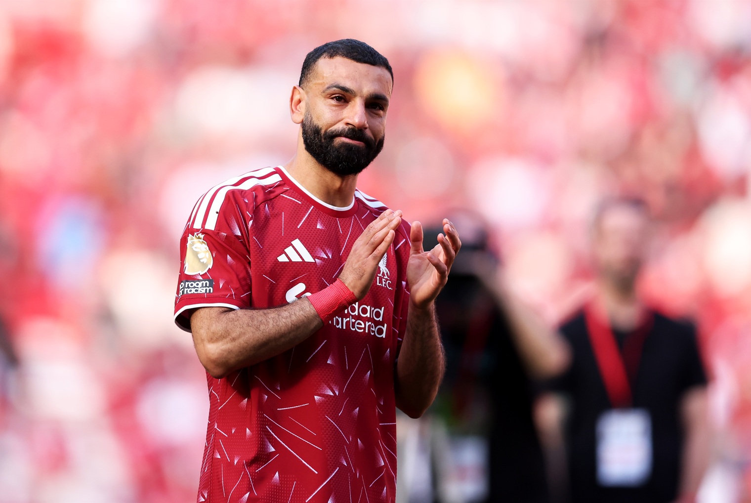 Mo Salah applaudit les supporters de Liverpool après son dernier match à Anfield