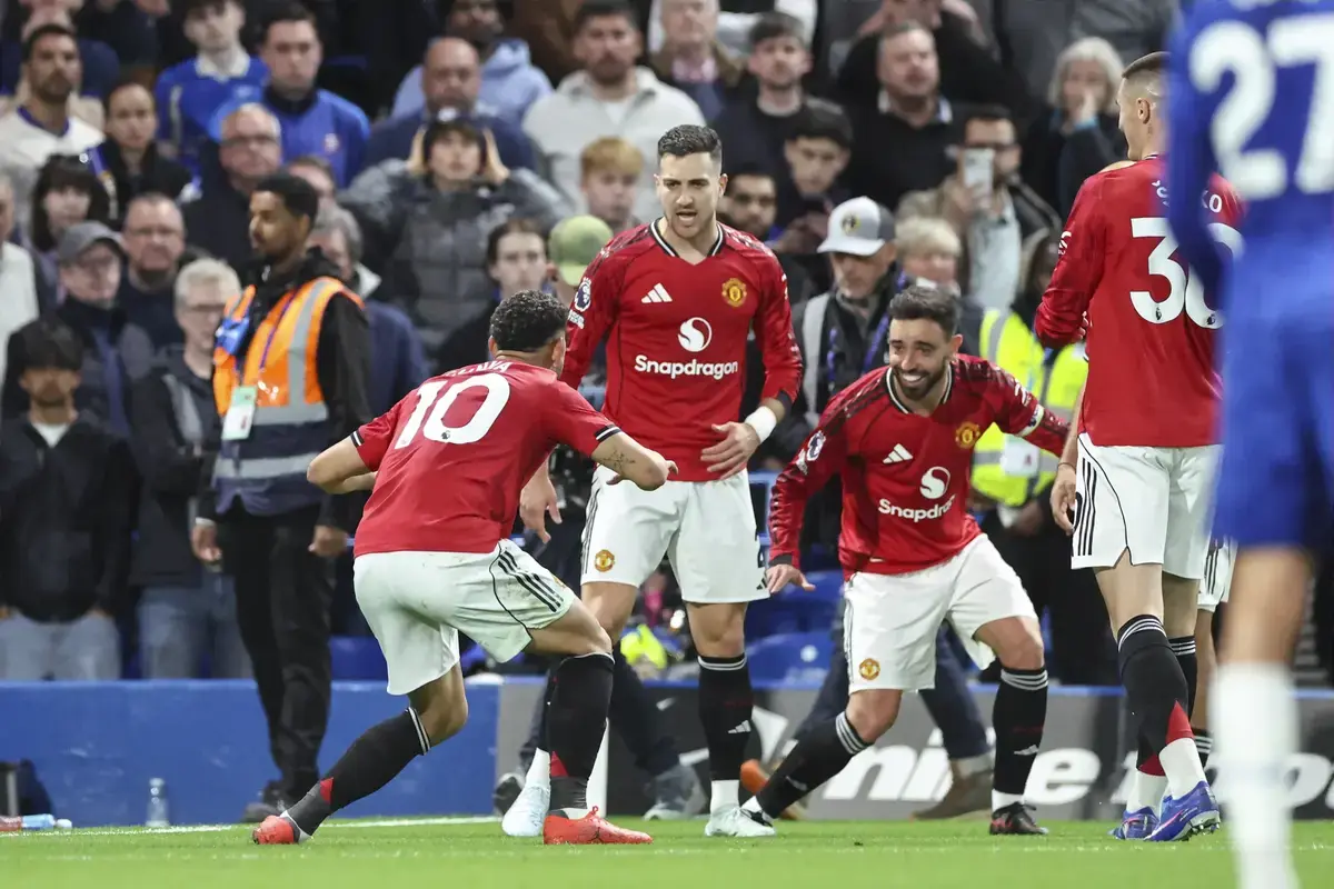 Picture of Bruno Fernandes celebrating with Matheus Cunha