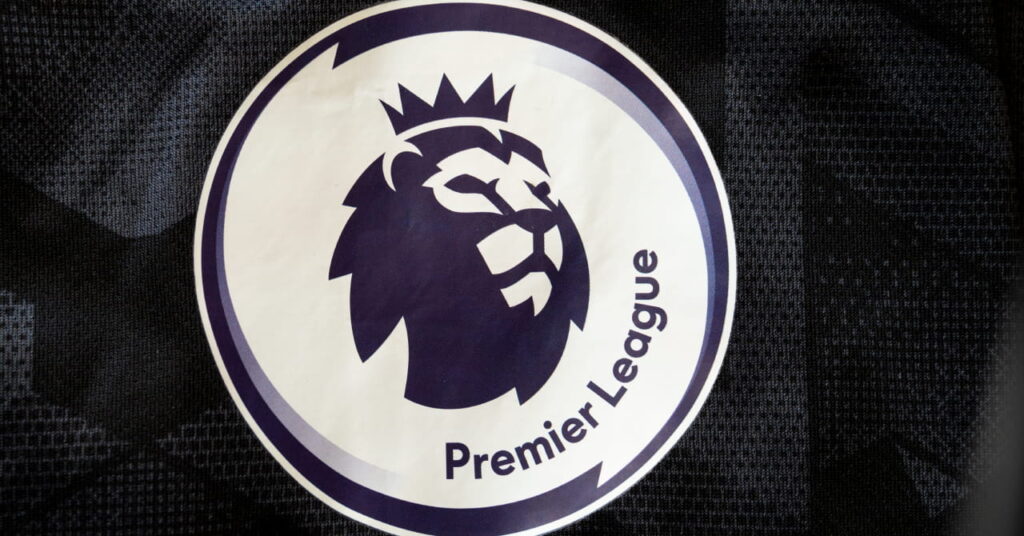 Le logo de la compétition de football de la Premier League montrant un graphique d'un lion portant une couronne et regardant vers la gauche en impression sombre sur un fond blanc circulaire sur un carré sombre
