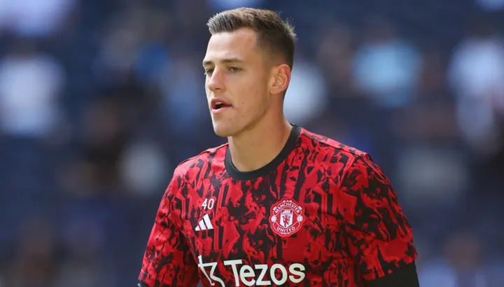 Nouvelles du transfert de Man United : l'avenir de Radek Vitek « décidé » alors qu'un appel de 15 millions de livres sterling est effectué