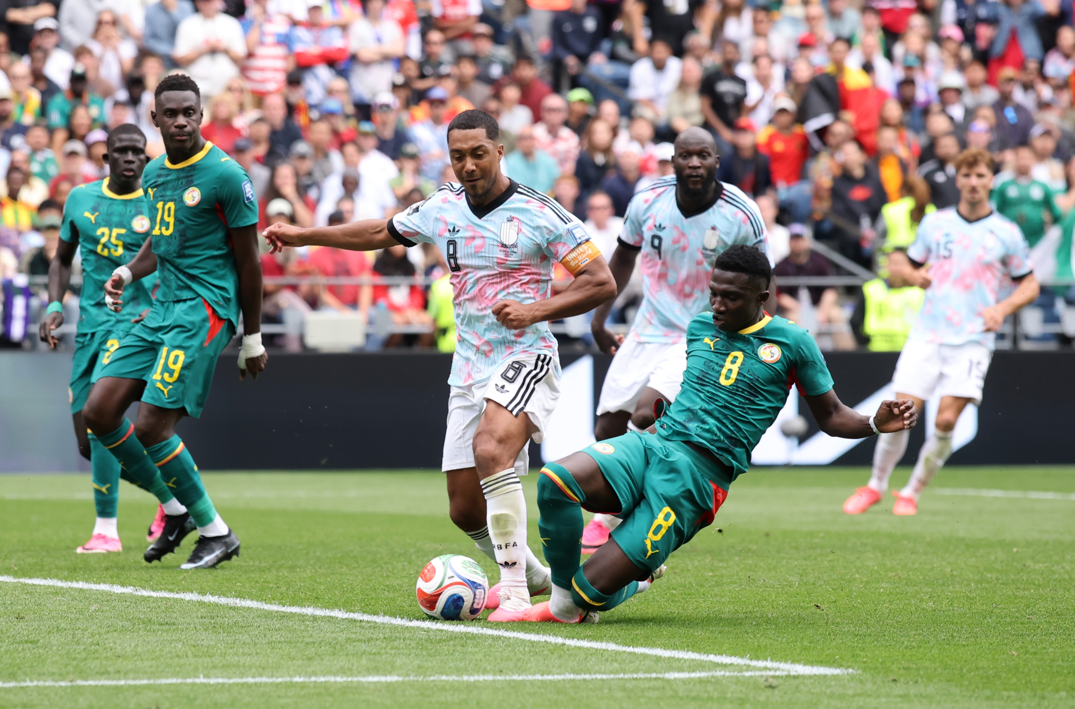 Lamine Camara s'attaque à Youri Tielemans lors du match de Coupe du monde.