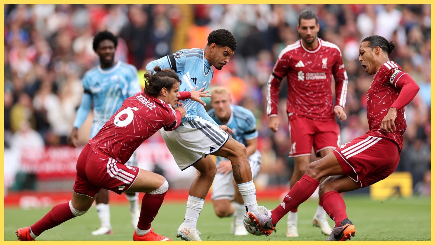 Les défenseurs du Liverpool FC Mikos Kerkez et Virgil van Dijk tentent de s'attaquer à Morgan Gibbs-White.