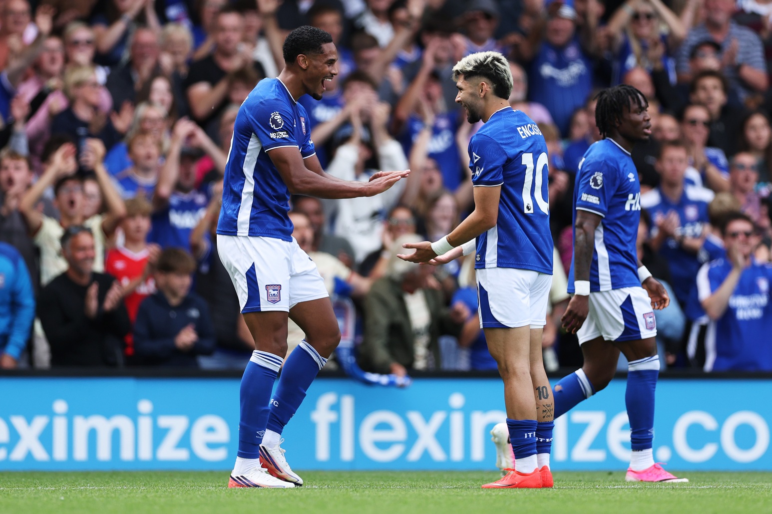 L'attaquant d'Ipswich Emersonn fait la fête avec son coéquipier Julio Enciso
