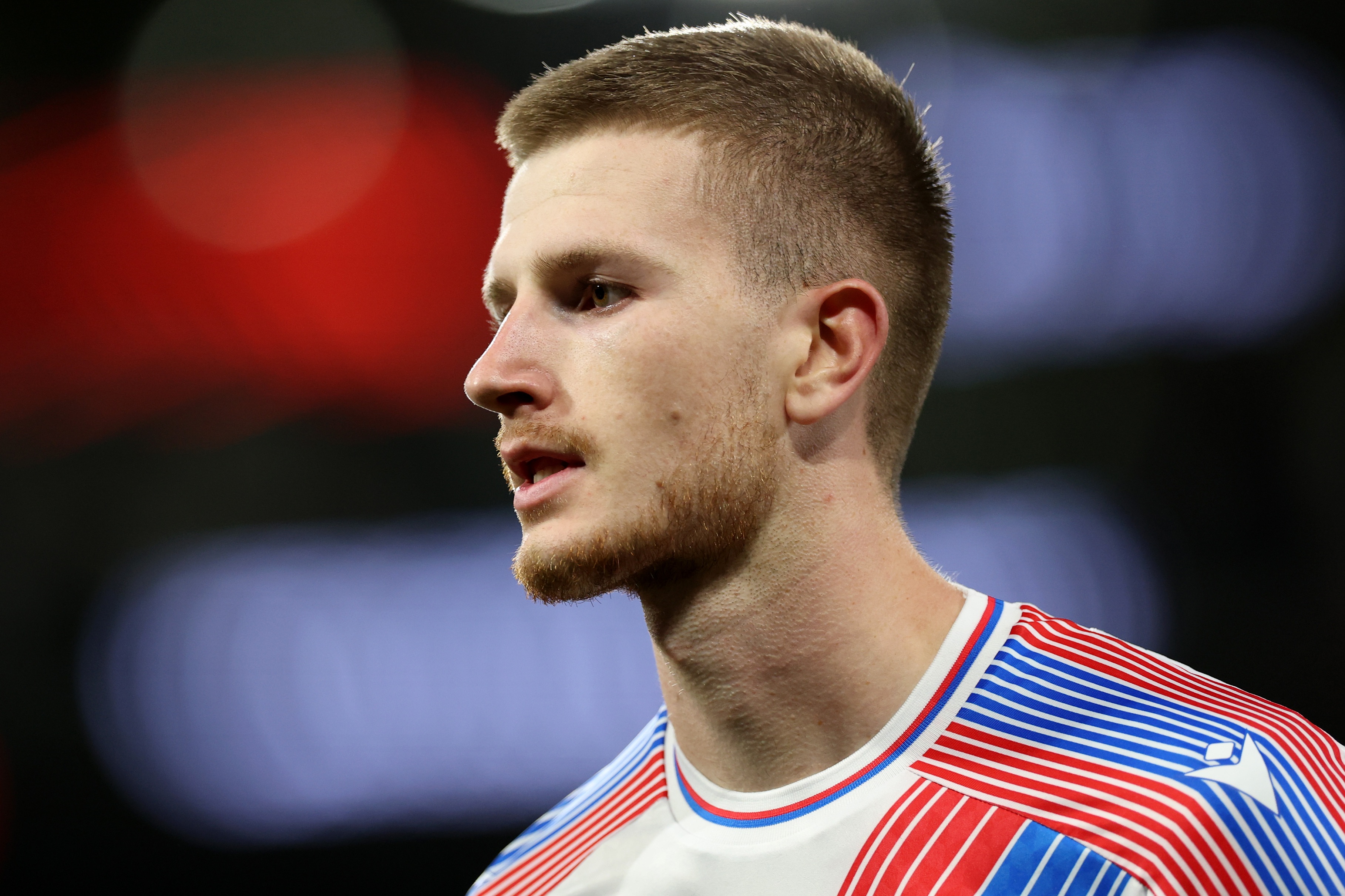 Adam Wharton regarde pendant le match de Crystal Palace.