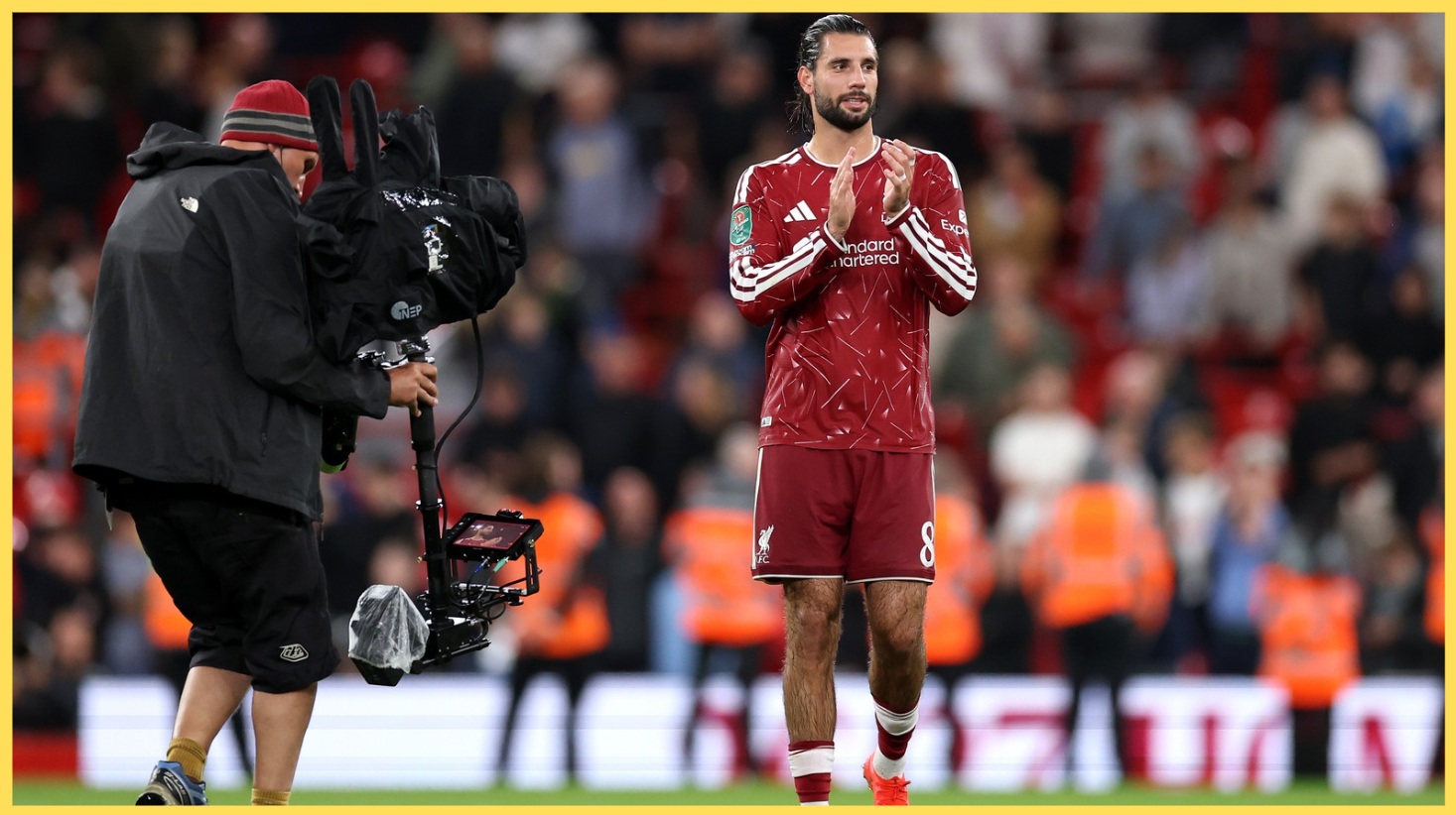 Dominik Szoboszlai applaudit après la victoire de Liverpool contre les Spurs