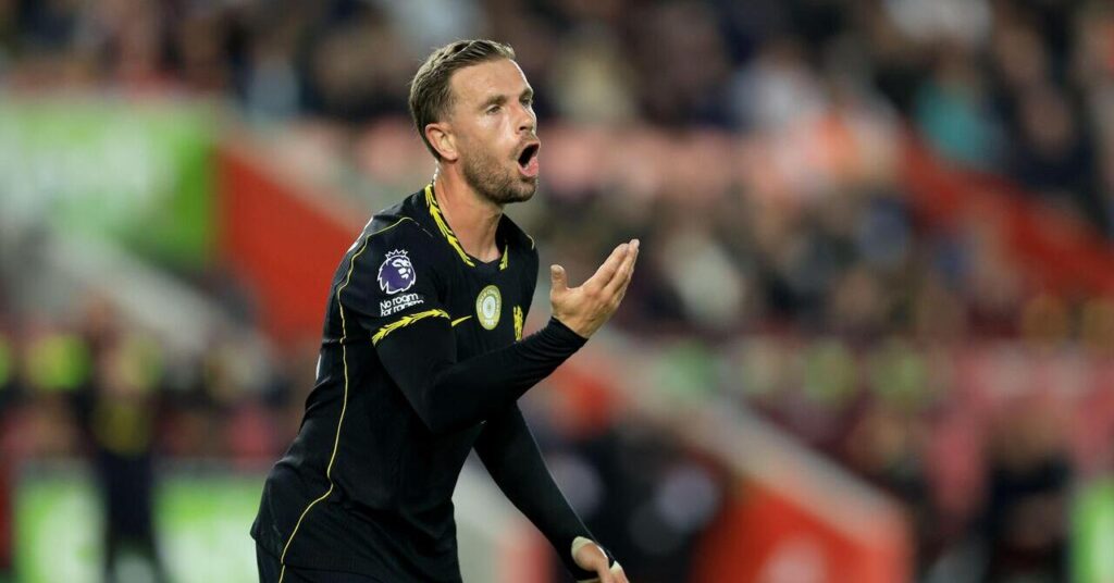 Jordan Henderson, lors de son premier départ à Chelsea, aboie des instructions pendant le match avec l'ancien club de Brentford