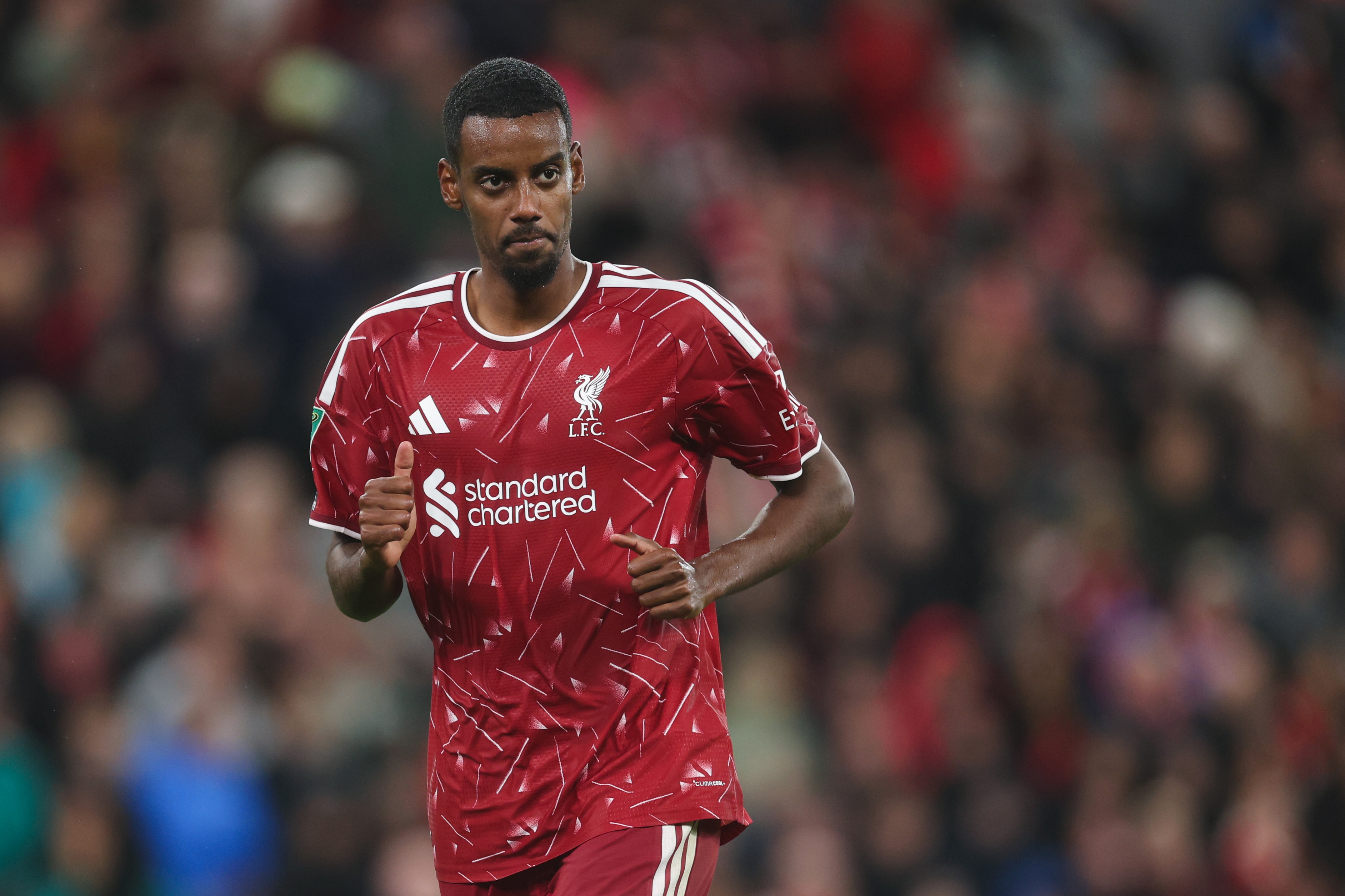 Alexander Isak court sur le terrain lors de Liverpool contre Tottenham.