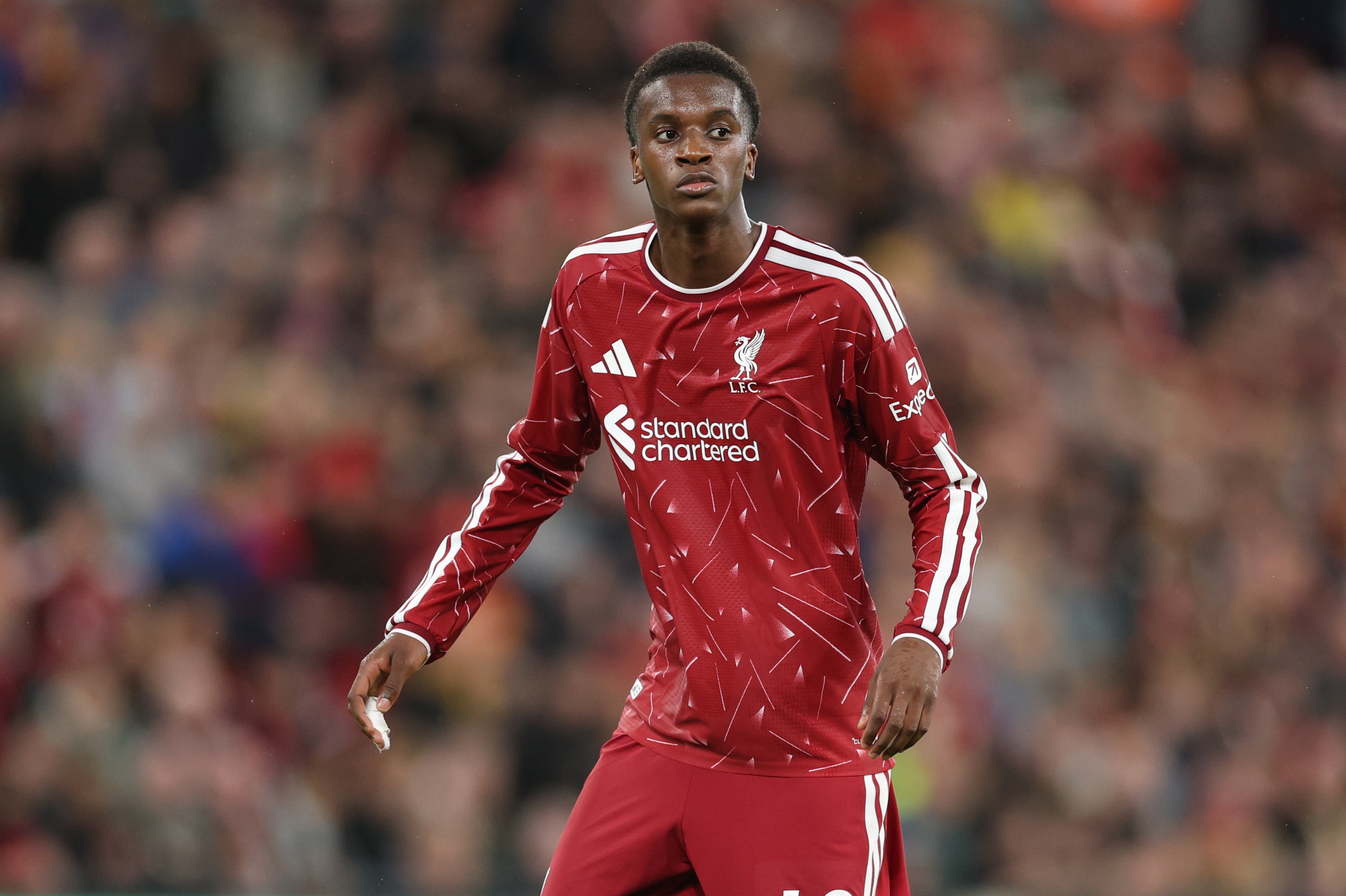 Trey Nyoni adopte une position large lors d'un match de Liverpool.